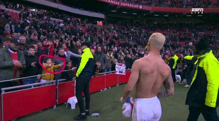 CĐV đóng vai siêu trộm, cố tình &quot;cầm nhầm&quot; áo đấu của sao Ajax - Ảnh 4.