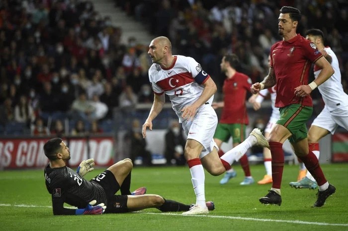 Dẫn trước 2 bàn, Bồ Đào Nha vẫn trải qua những phút cuối cực đau tim để vào chung kết tranh vé vớt World Cup - Ảnh 8.
