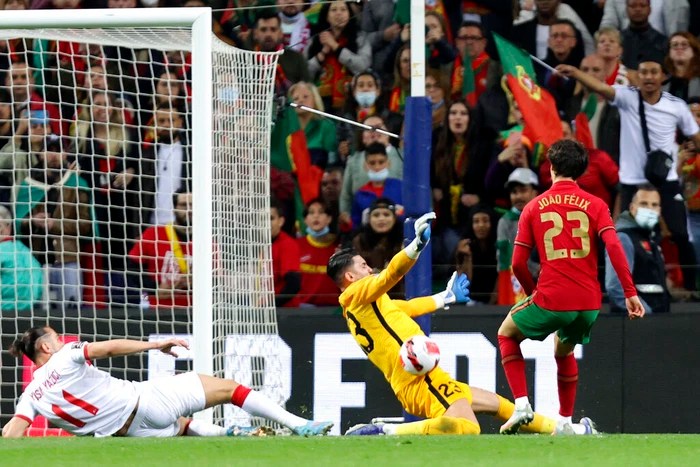 Dẫn trước 2 bàn, Bồ Đào Nha vẫn trải qua những phút cuối cực đau tim để vào chung kết tranh vé vớt World Cup - Ảnh 10.