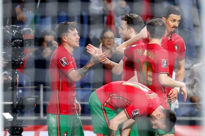 Dẫn trước 2 bàn, Bồ Đào Nha vẫn trải qua những phút cuối cực đau tim để vào chung kết tranh vé vớt World Cup - Ảnh 3.