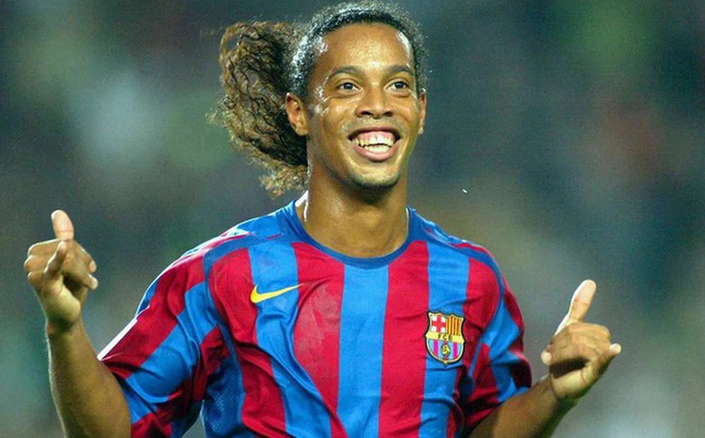NÓNG: Ronaldinho gia nhập đội bóng Indonesia, thi đấu với bản hợp đồng kỳ lạ