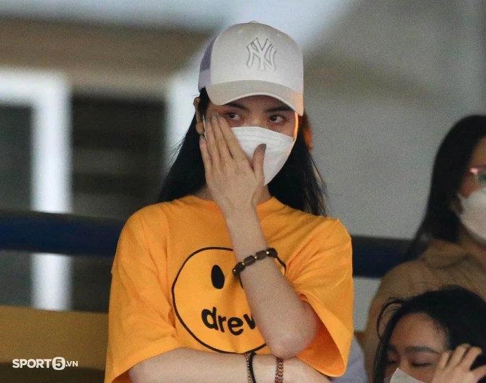 Bạn gái bật khóc trên khán đài khi Quang Hải nói lời tạm biệt Hà Nội FC - Ảnh 1.