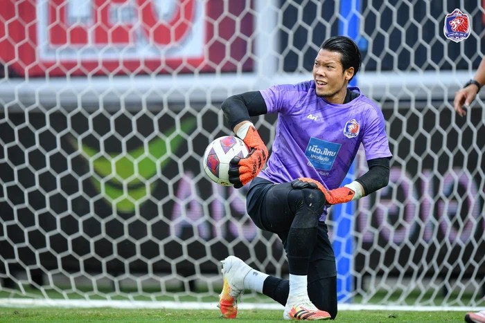 Thủ môn tuyển Thái Lan phản lưới nhà ngớ ngẩn, bị fan nói "hết thời"