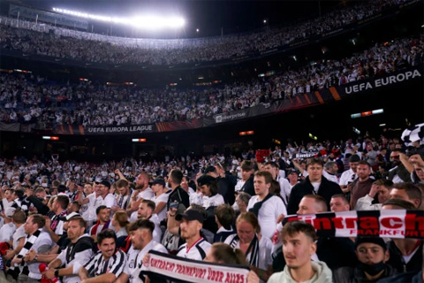 Đã có khoảng 30.000 fan của Frankfurt vào sân Nou Camp