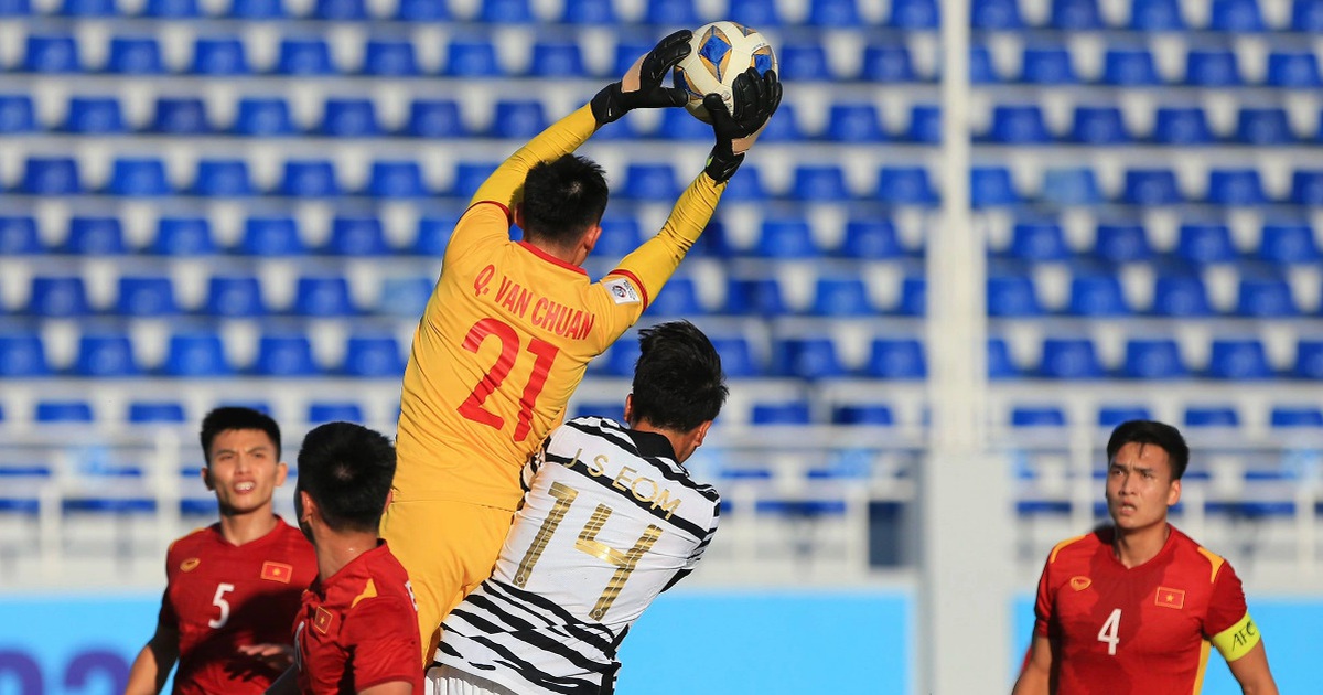 Màn trình diễn ấn tượng của thủ môn Văn Chuẩn trước U23 Hàn Quốc | Báo Dân trí