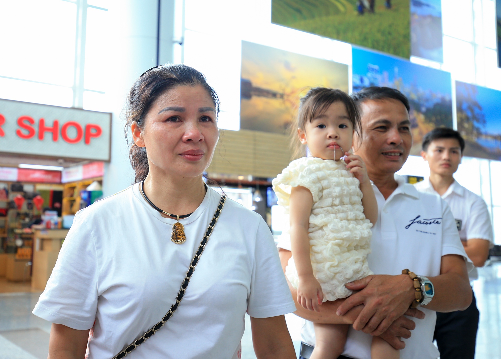 Mẹ Quang Hải mắt ngấn lệ chia tay con trai ở sân bay - Ảnh 5.