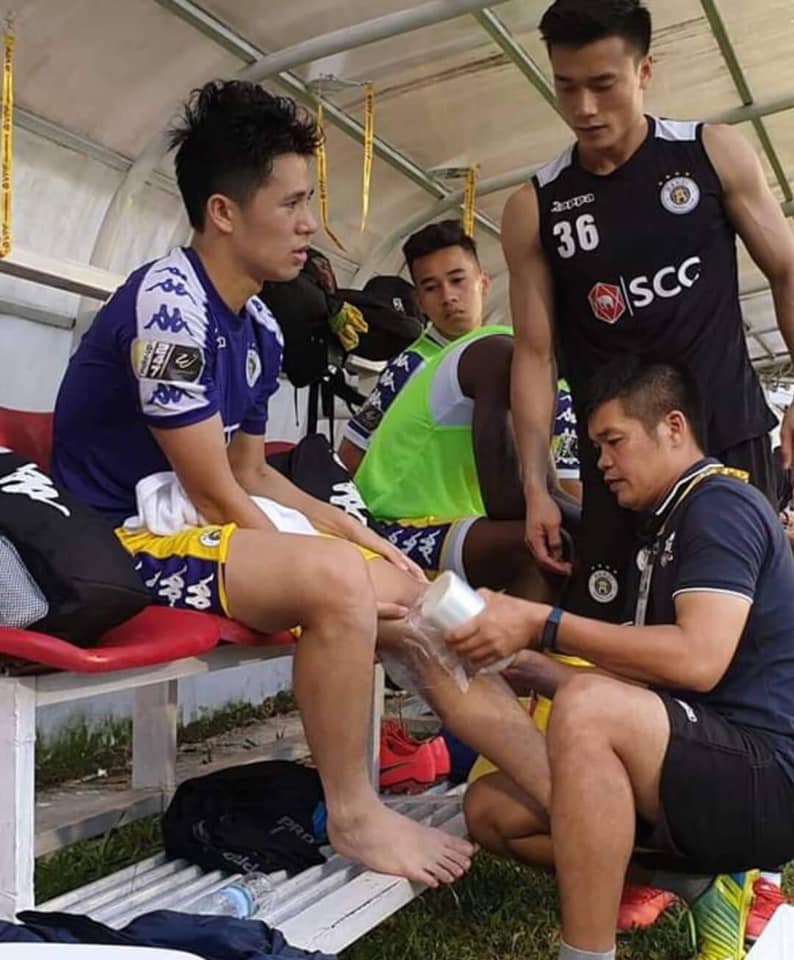 Nín thở chờ kết quả chấn thương của Đình Trọng ở trận HAGL 0-0 Hà Nội | VOV.VN