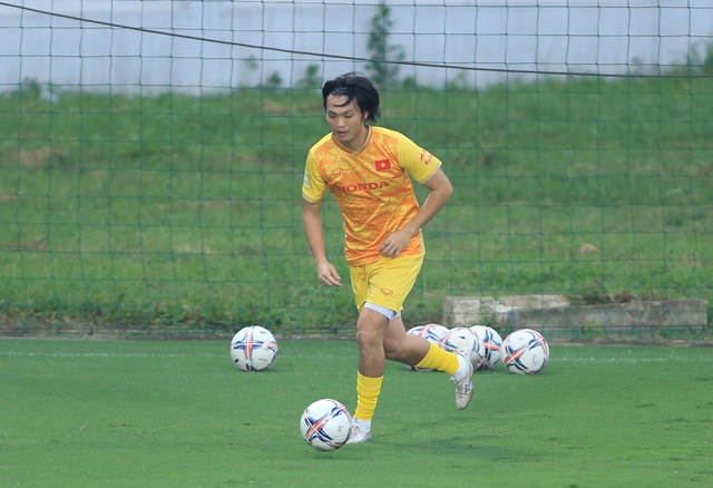 Buổi tập đầu tiên ĐT Việt Nam kết hợp với U23 Việt Nam, một cầu thủ phải chia tay - Ảnh 6.