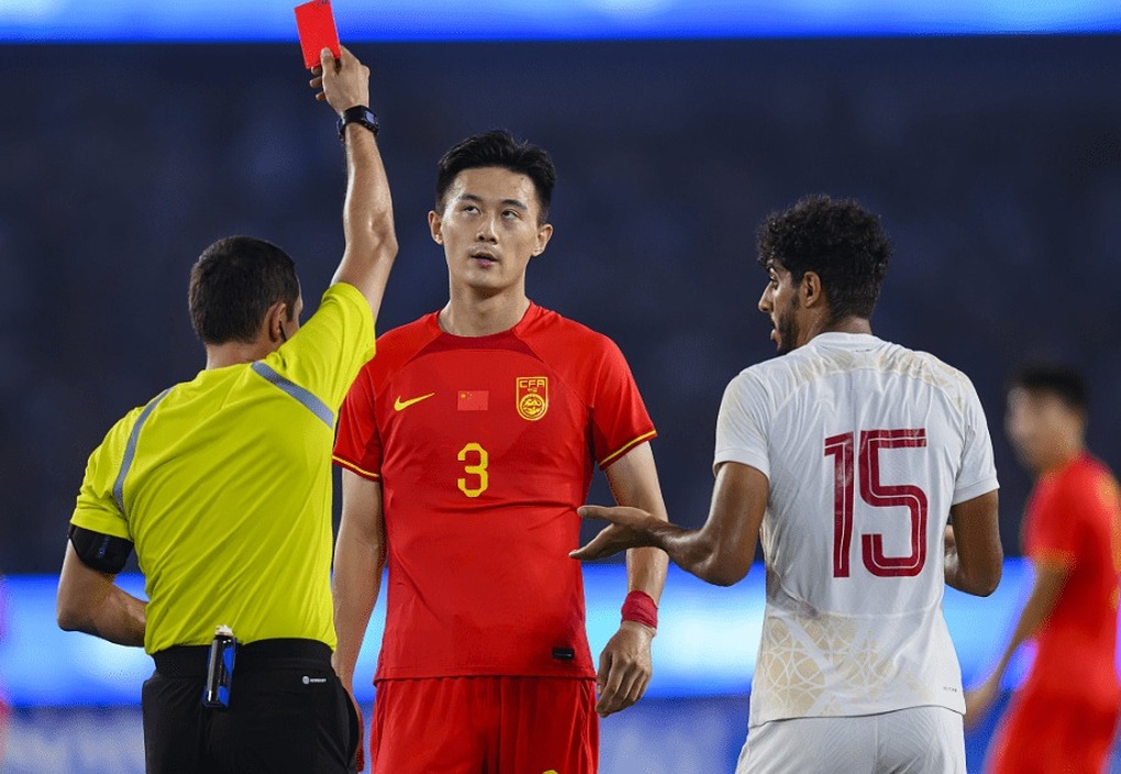 Báo Trung Quốc đề nghị FIFA phạt nặng pha thúc cùi chỏ của Tiến Linh - 2