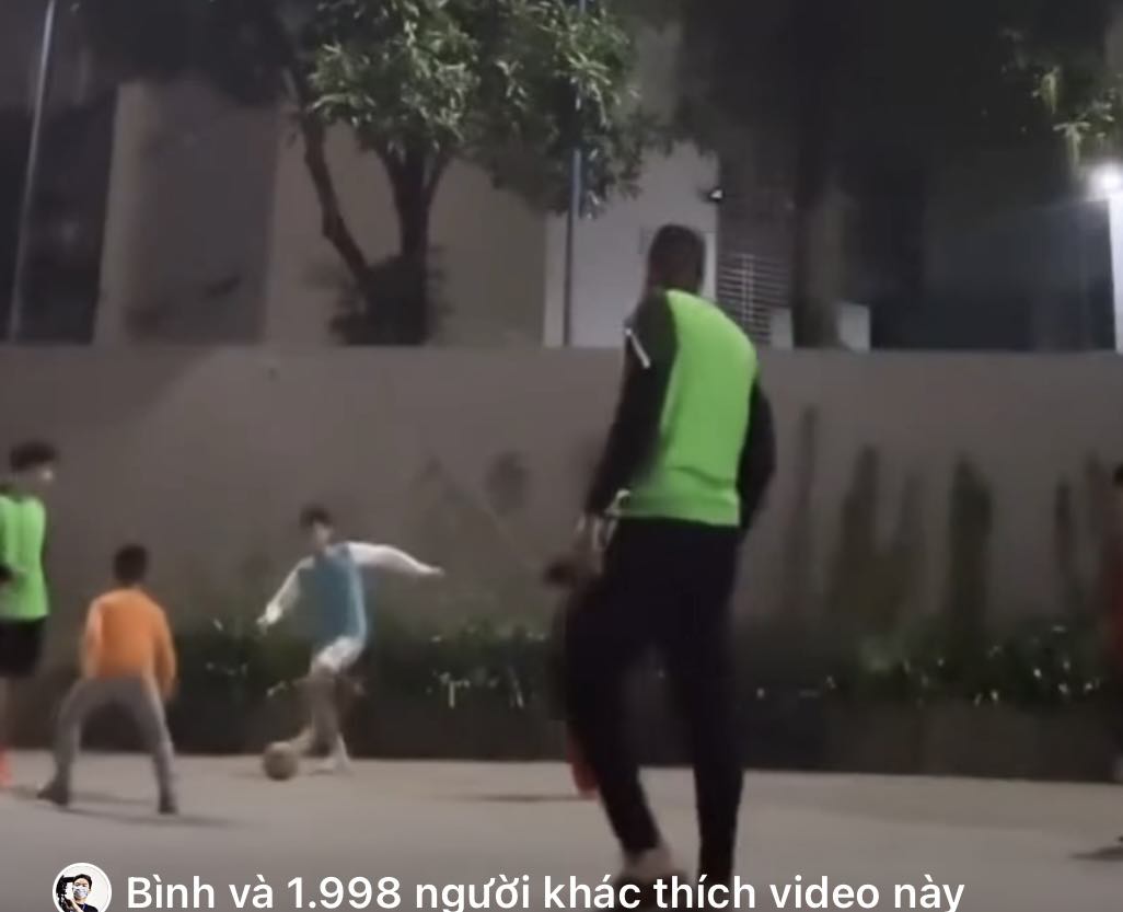 Cầu thủ Iraq thoải mái chơi bóng với trẻ em Việt Nam trước trận đấu quan trọng với ĐT Việt Nam 