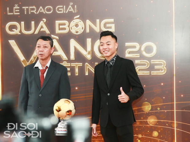 Visual cực phẩm của dàn sao đội tuyển Việt Nam tại thảm đỏ Quả bóng Vàng: Đặng Văn Lâm tinh tế chỉnh cà vạt cho Tuấn Hải - Ảnh 5.